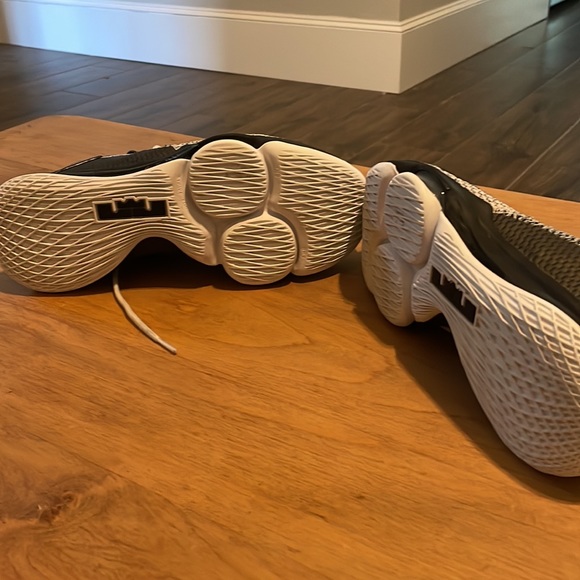 Black and white LeBron Witness 4 - Picture 6 of 8